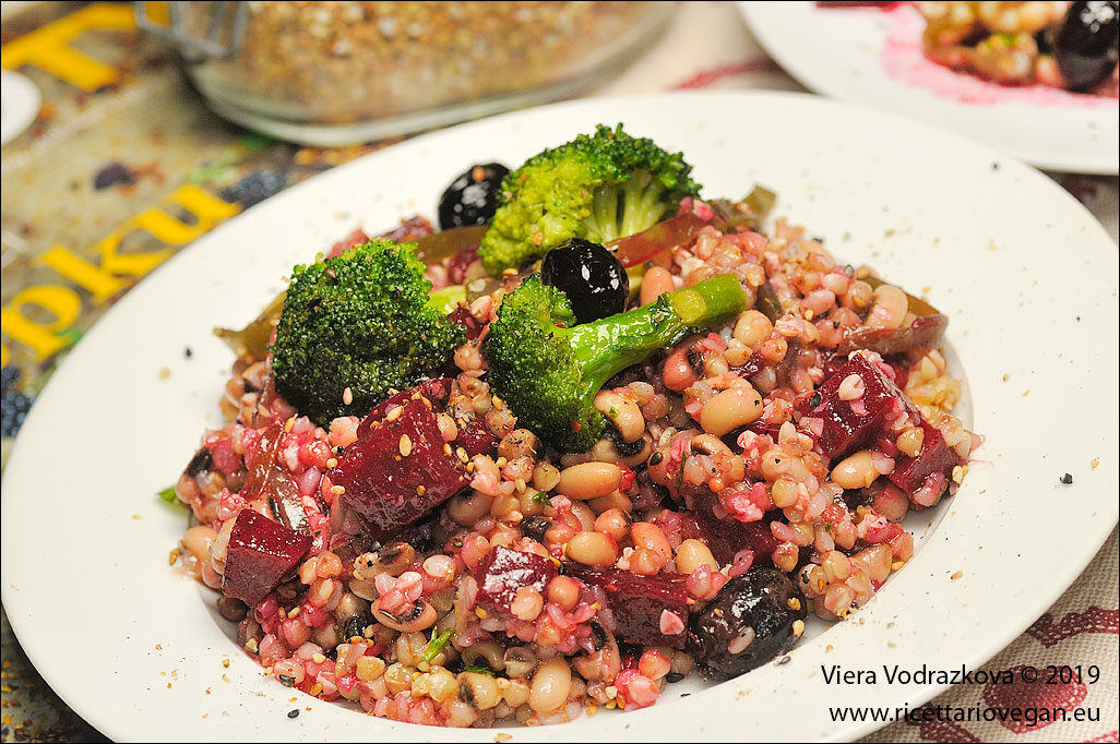 Grano saraceno con fagioli dall’occhio e rapa rossa