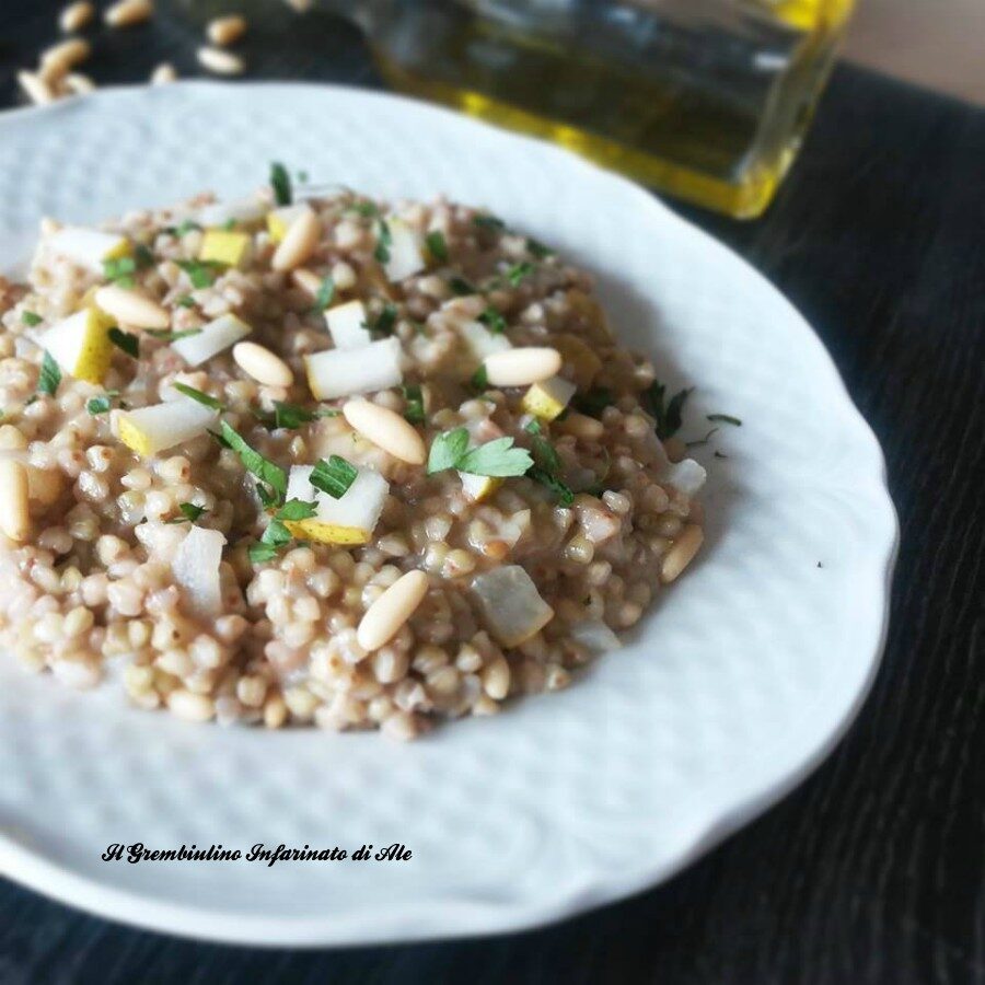 Grano saraceno con pere ,taleggio e pinoli