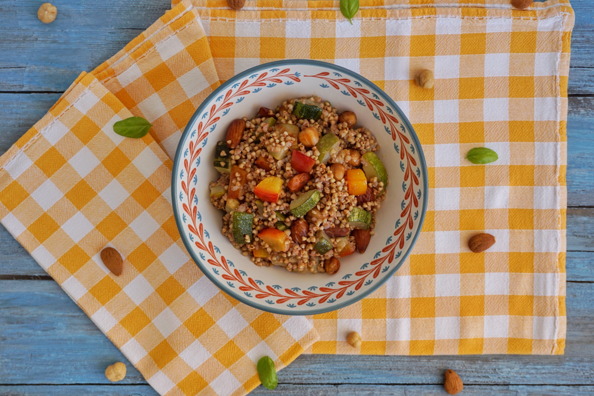 Grano saraceno con zucchine, frutta secca e pesche