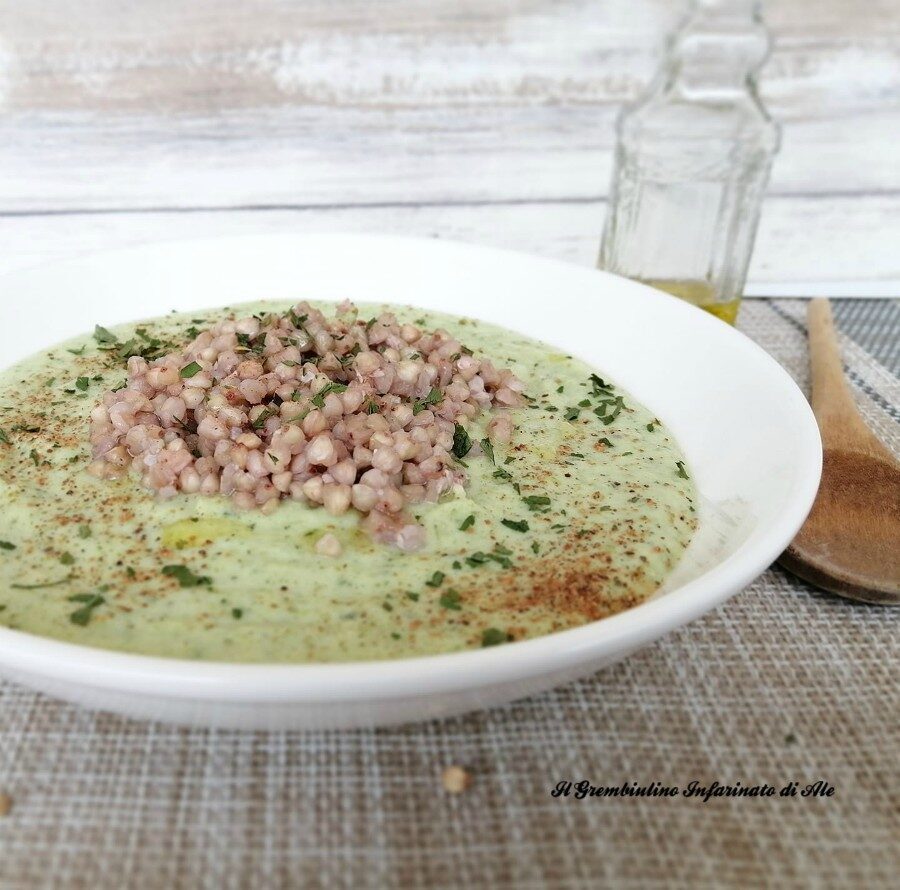 Grano saraceno su vellutata di zucchine