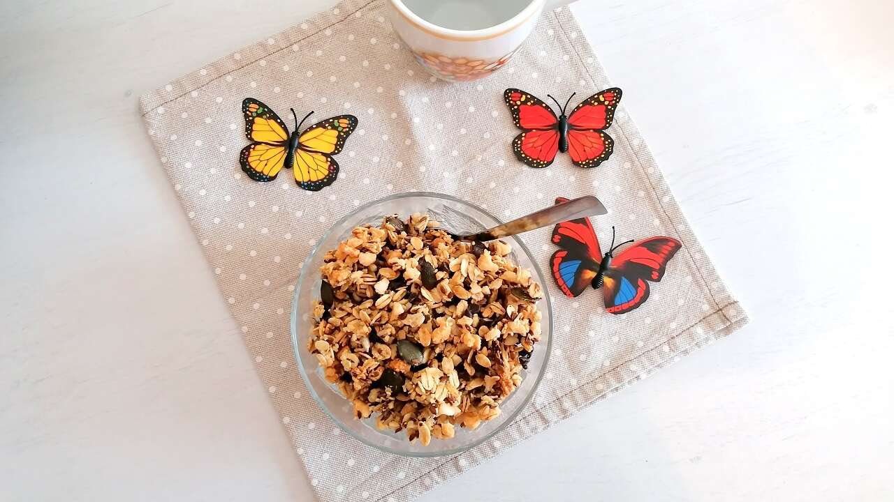 Granola alle mandorle fatta in casa: ricetta proteica