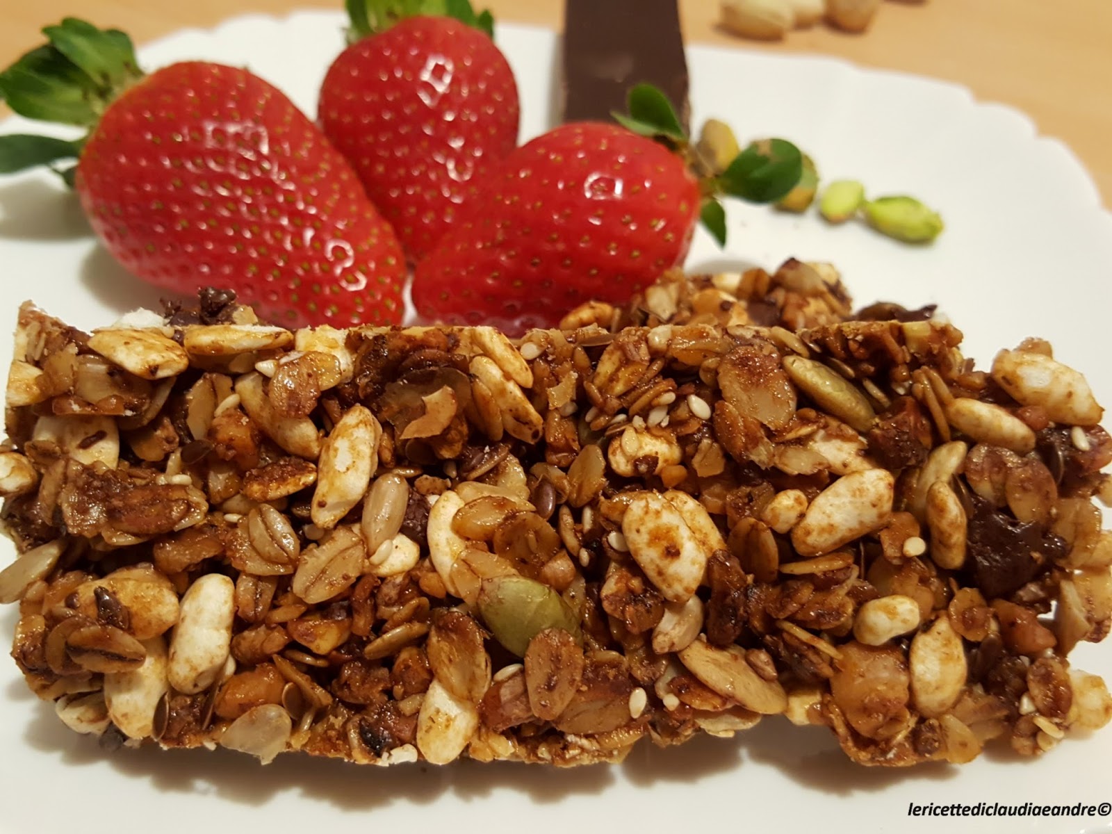 Granola con fiocchi d’avena integrali, noci, pistacchi e cioccolato fondente,al miele