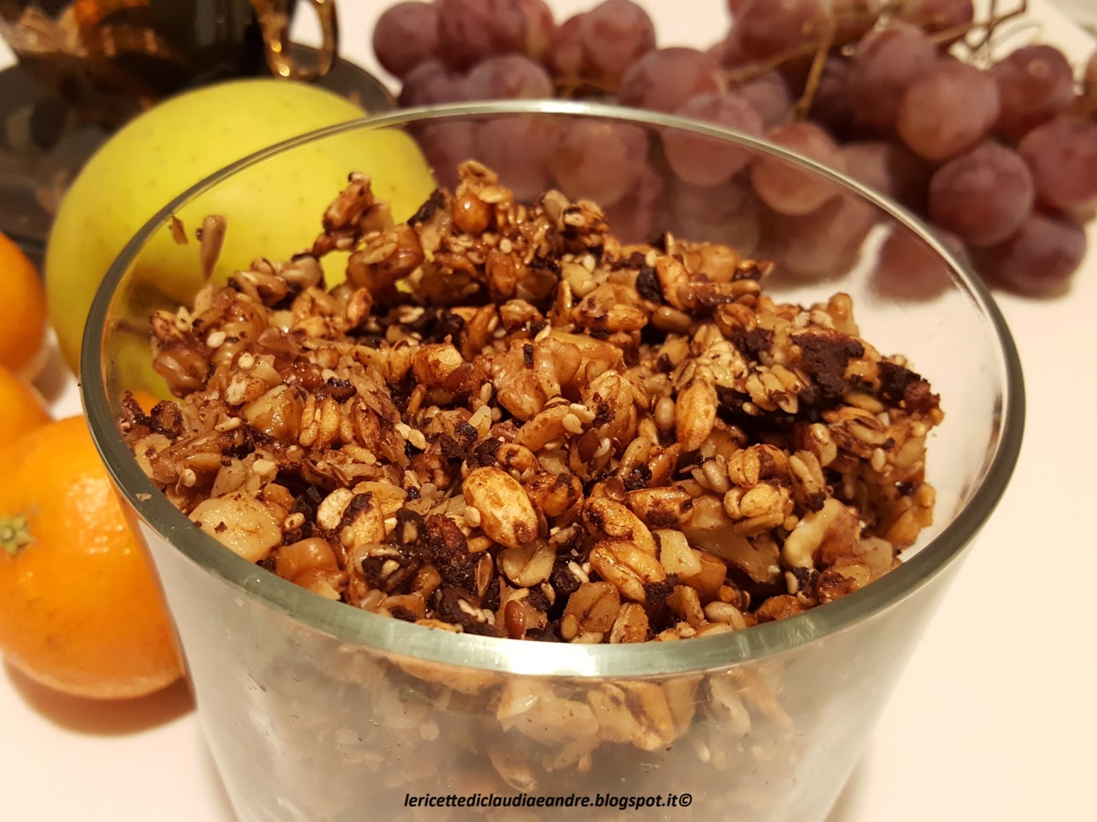 Granola con fiocchi d’avena integrali, riso soffiato integrale, misto di semi, cioccolato e miele