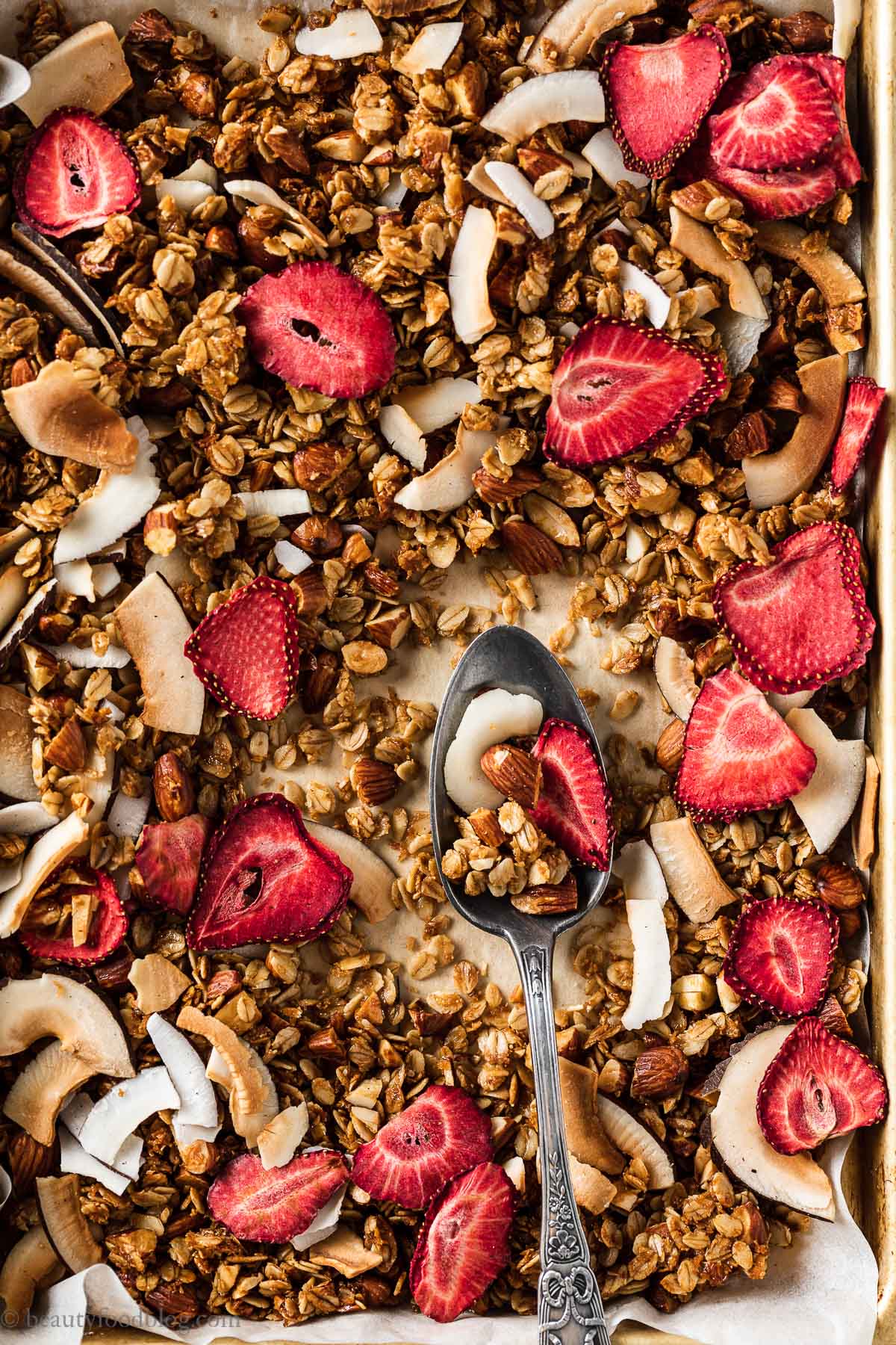 GRANOLA CROCCANTE COCCO E FRAGOLE VEGAN STRAWBERRY COCONUT GRANOLA