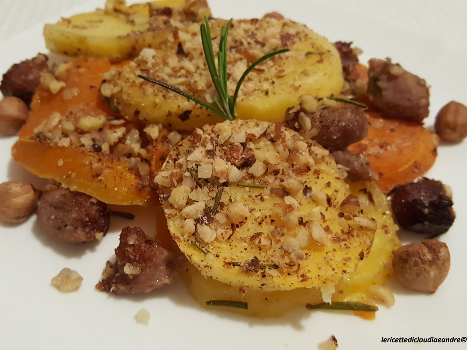 Gratin di zucca al forno con patate, salsiccia e nocciole