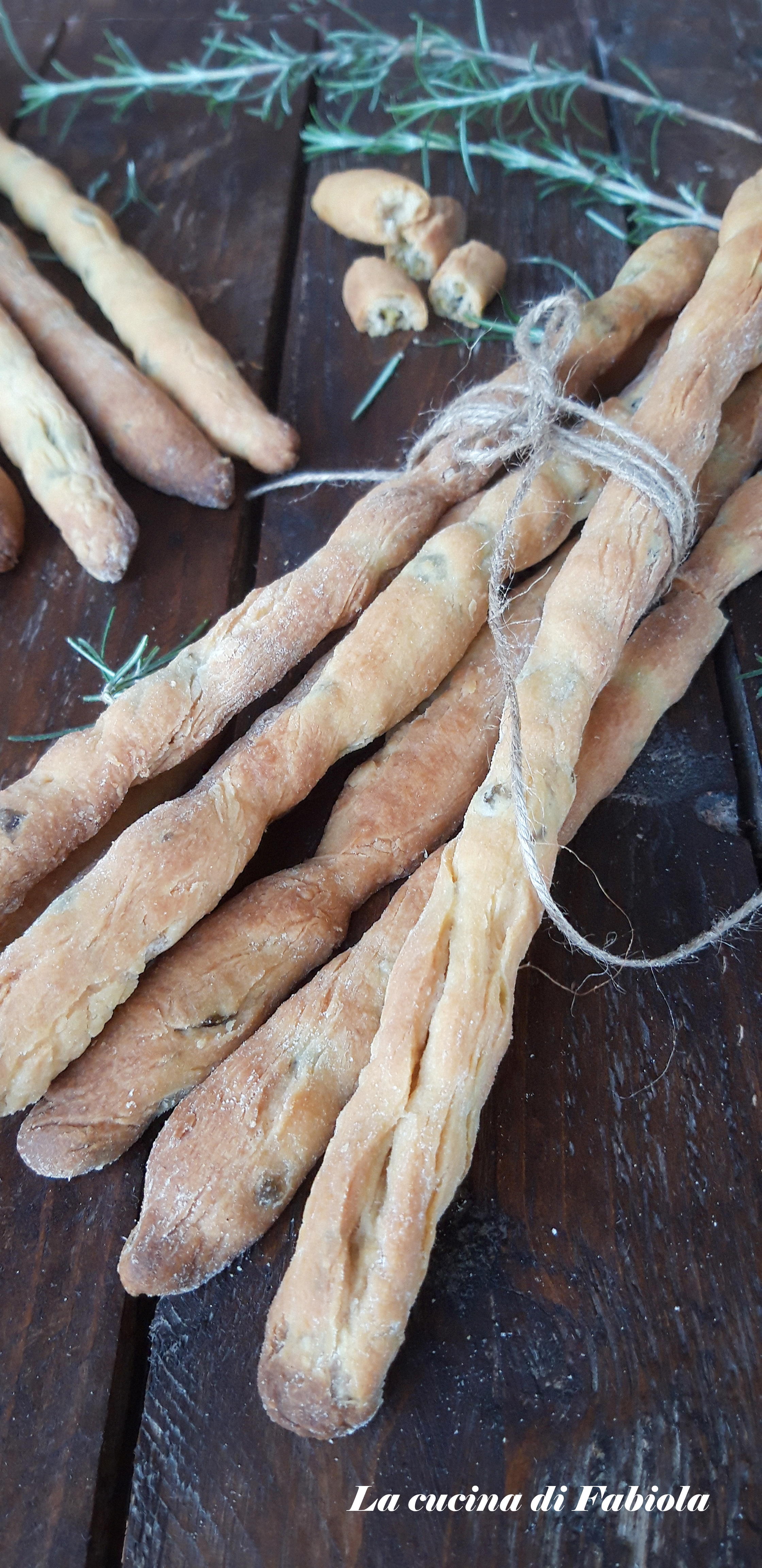 Grissini al vino bianco, olive e rosmarino