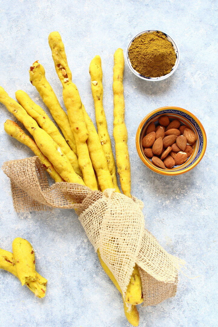 Grissini alle mandorle e curry