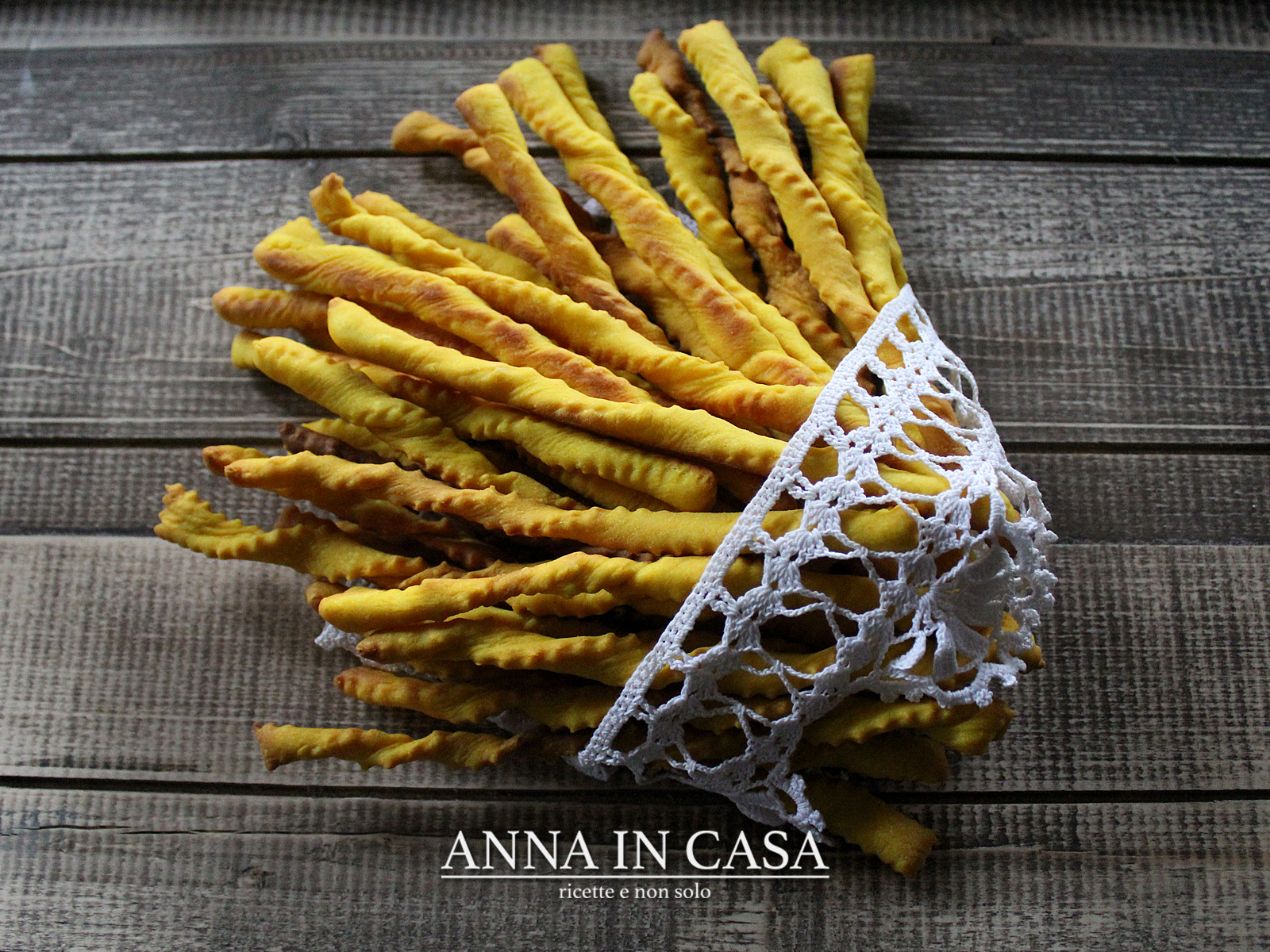 Grissini avvitati alla curcuma