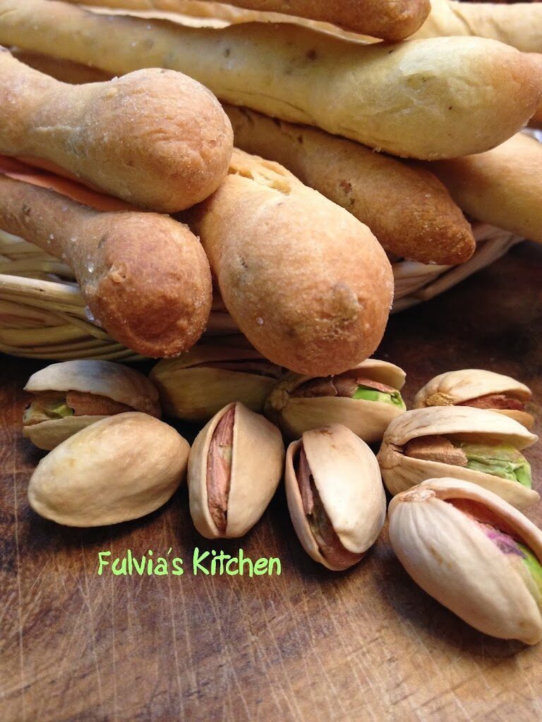 Grissini con pasta madre ai pistacchi
