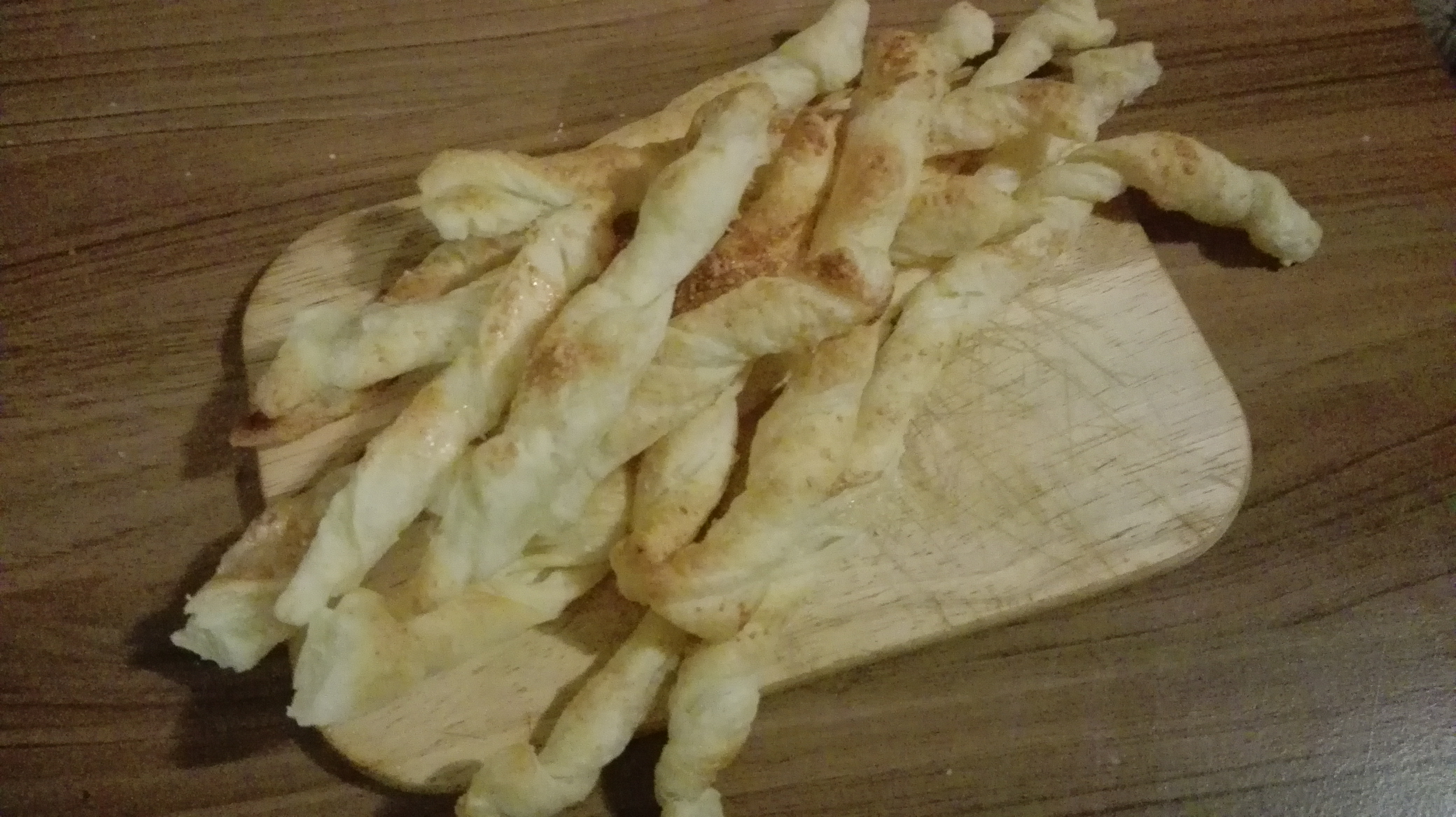 Grissini di pasta sfoglia al formaggio