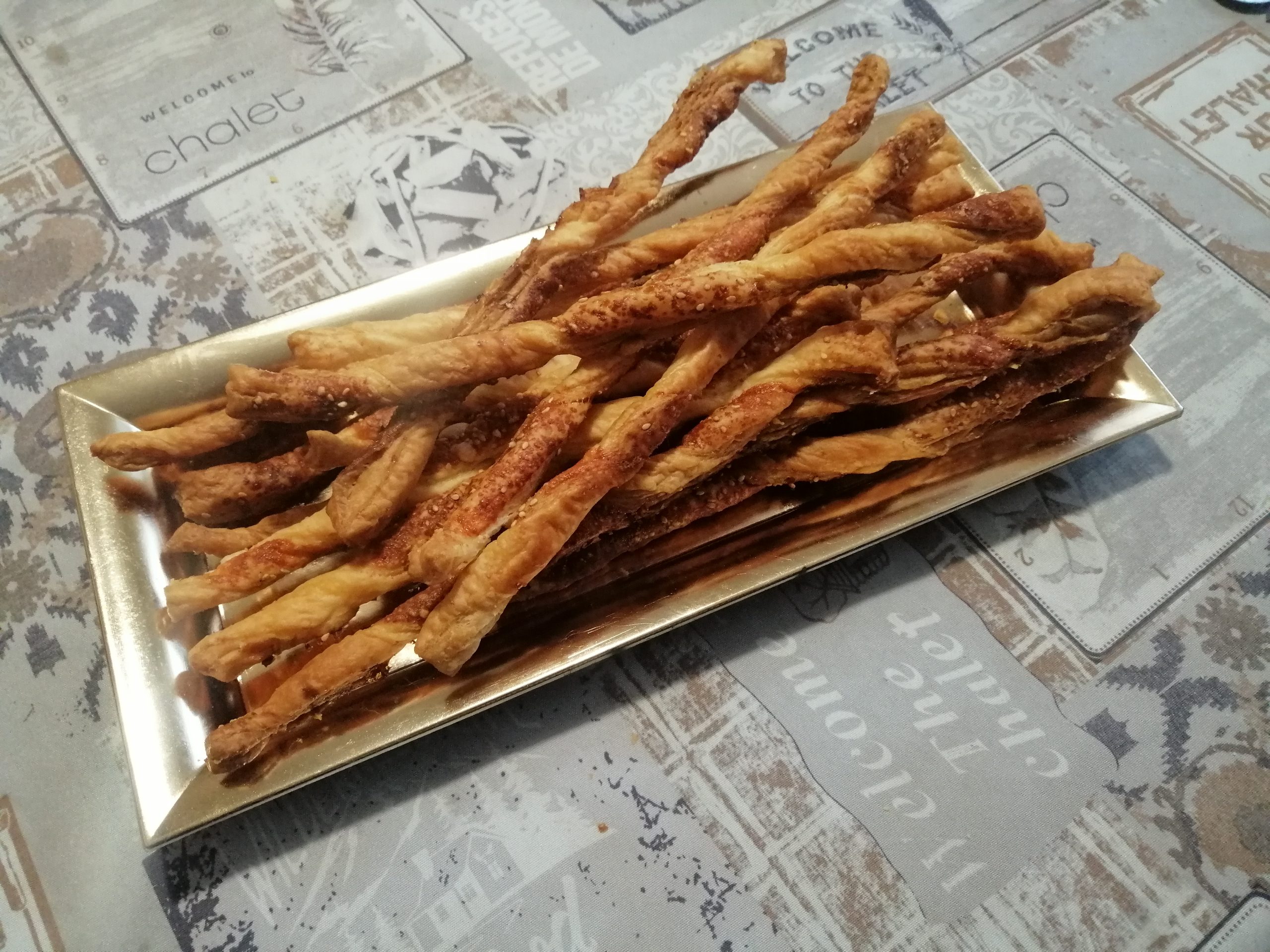 Grissini di pasta sfoglia al sesamo