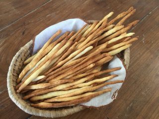 Grissini di patate al forno uno tira l’altro, soli o accompagnati