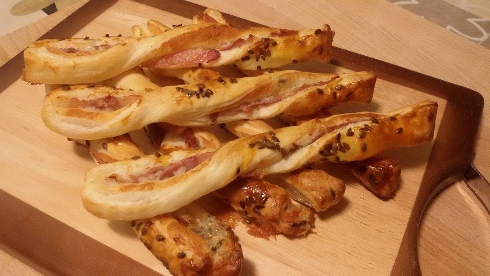 Grissini di sfoglia allo speck e gorgonzola