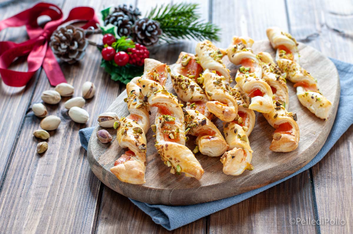 Grissini di sfoglia con salmone e pistacchi
