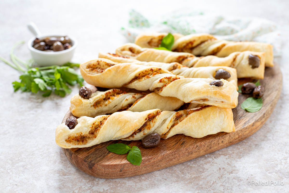 Grissini di sfoglia con tonno e olive