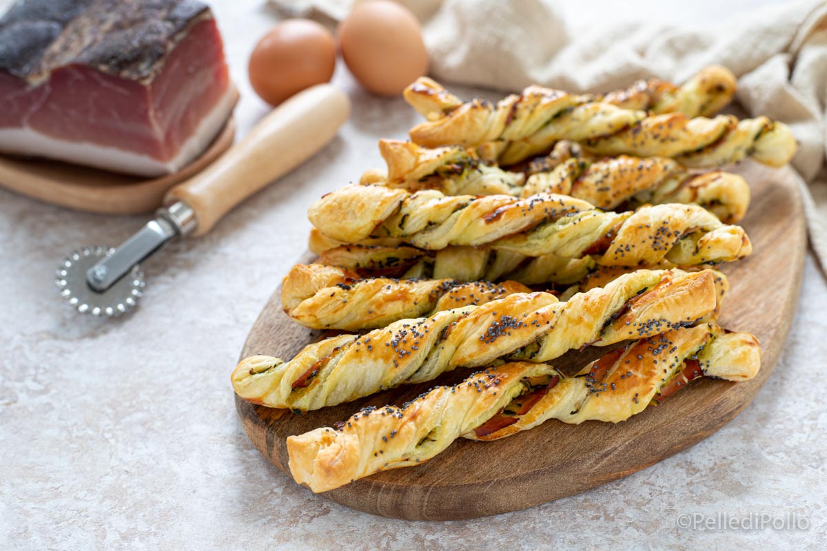 Grissini di sfoglia con zucchine e speck