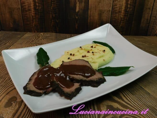 Guancia di manzo cotta a bassa temperatura con purè al pepe rosa