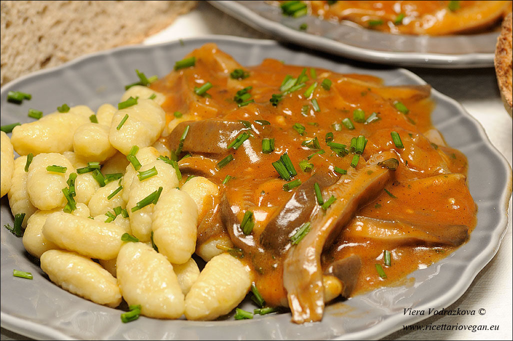 Gulash di pleurotus con gnocchi di patate