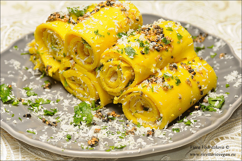 Gurajati khandvi con la farina di ceci gluten free