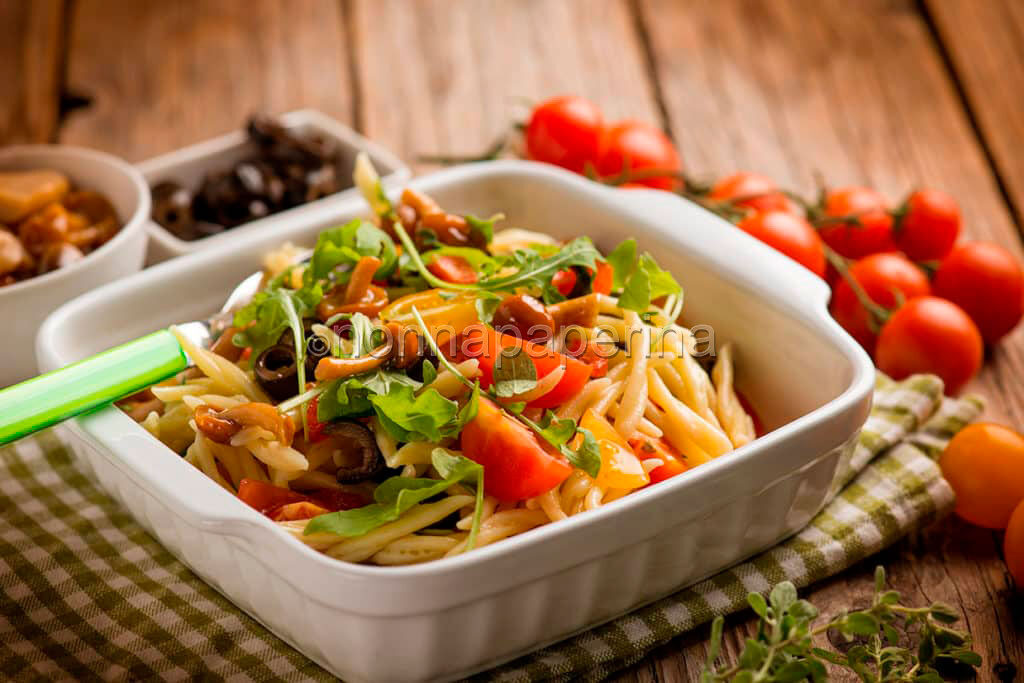 Gustosa insalata di trofie con pomodorini, funghetti e rucola