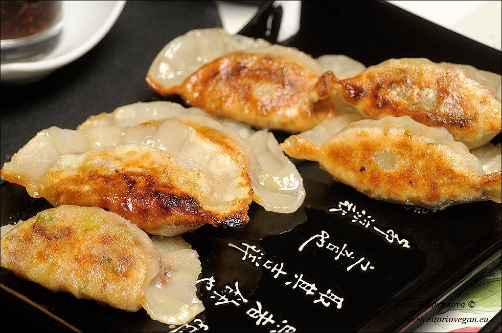 Gyoza vegan con i due ripieni e due salse