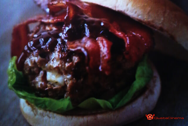 Hamburger con bacon e salsa ketchup