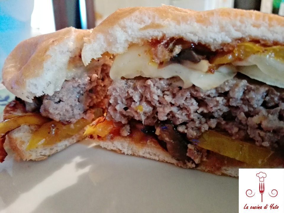 Hamburger con peperoni, funghi e provolone piccante