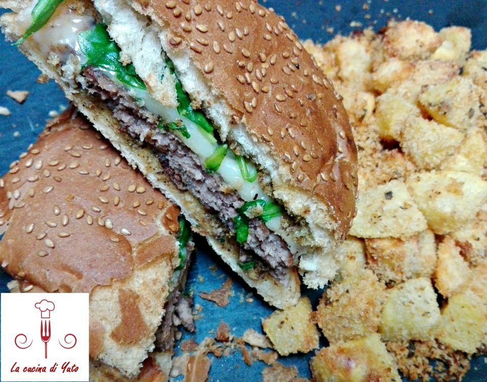 Hamburger con pesto di pistacchio e scaglie di grana