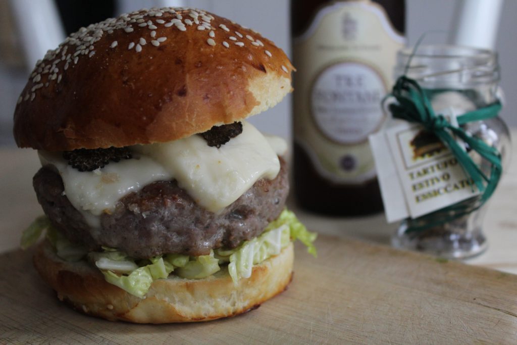 Hamburger con taleggio e scaglie di tartufo