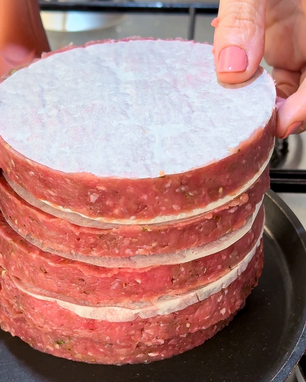 Hamburger di carne fatti in casa con pressaburger