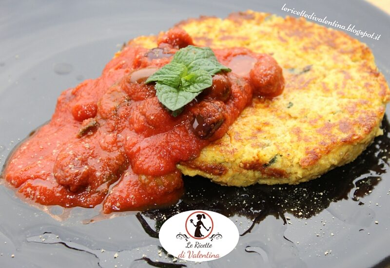 Hamburger di melanzane e quinoa con salsa di pomodoro alla menta e olive taggiasche