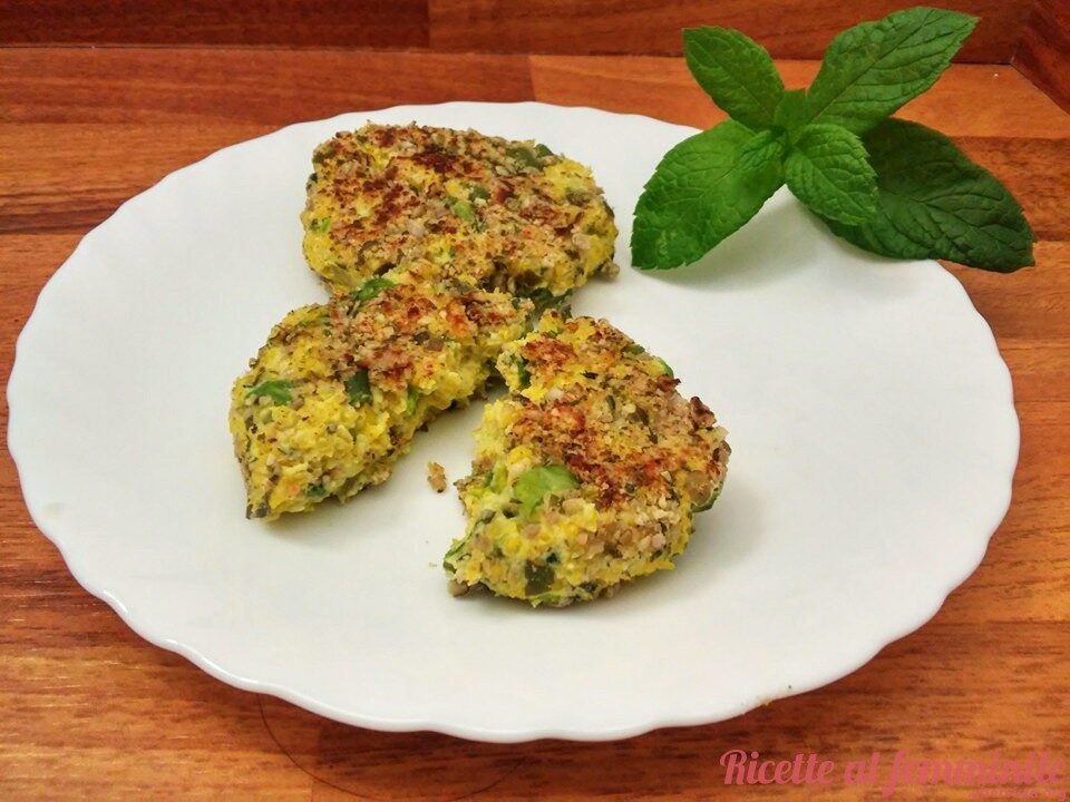 Hamburger di miglio con piselli e fagiolini