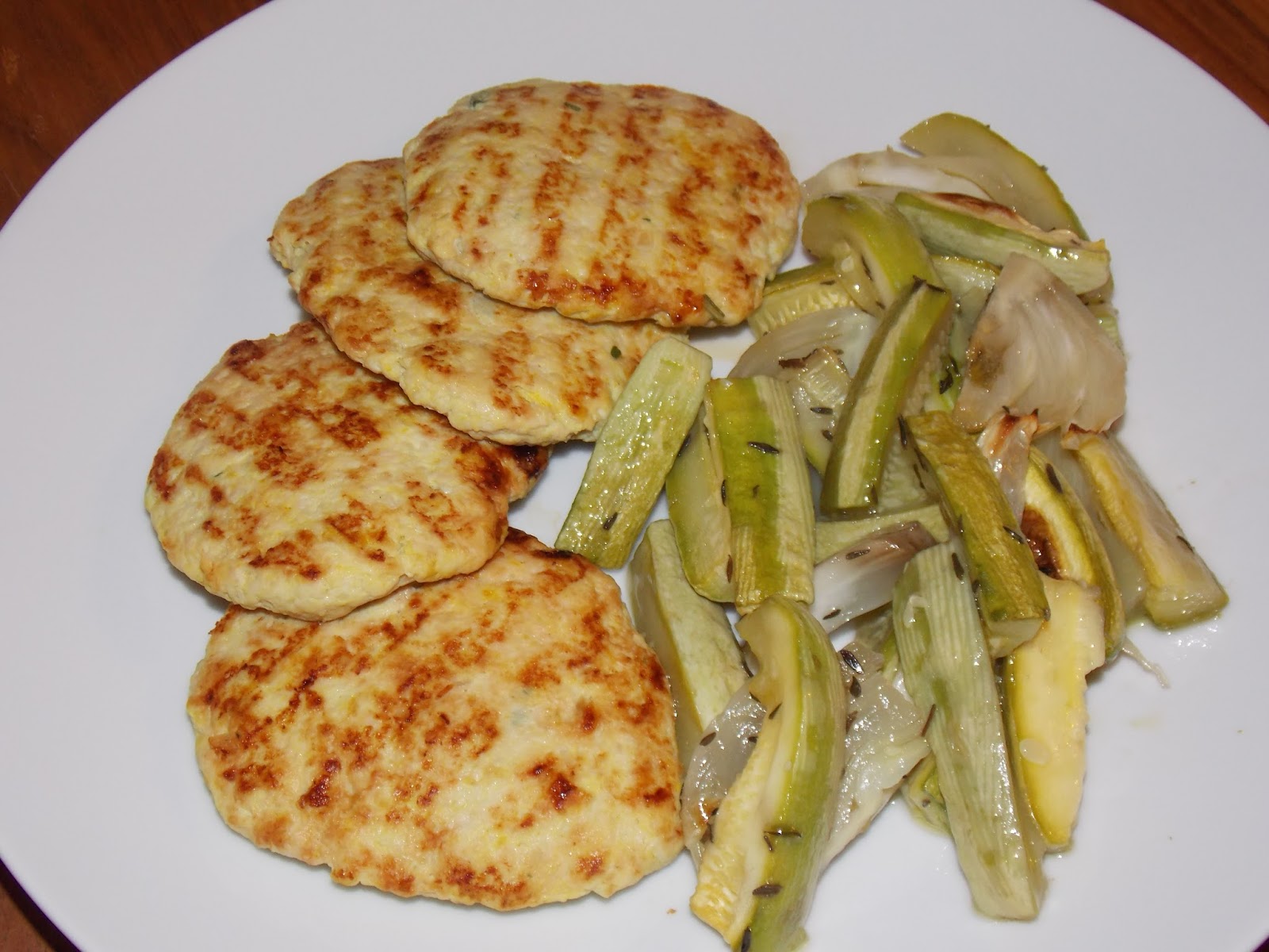Hamburger di pollo al rosmarino e curcuma con contorno al timo.
