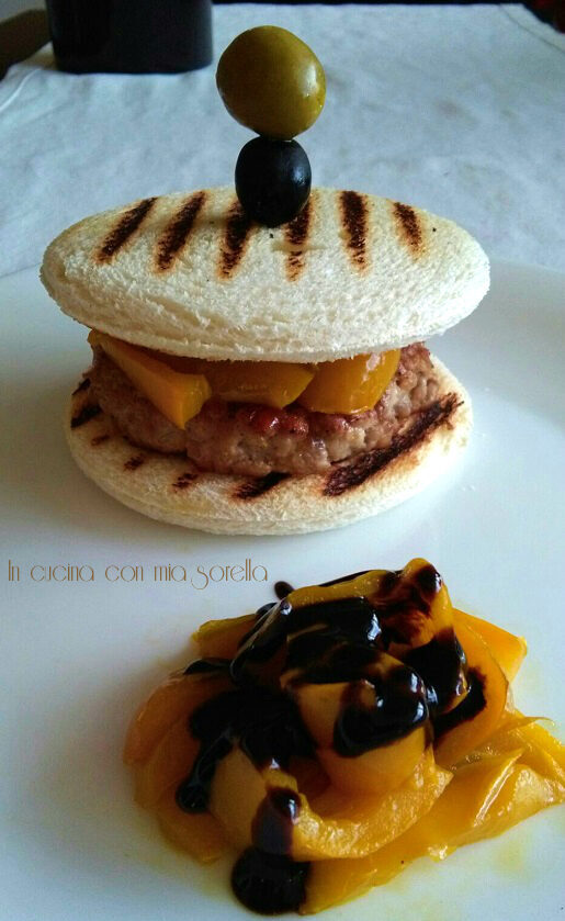 Hamburger di suino e peperoni glassati all’aceto balsamico