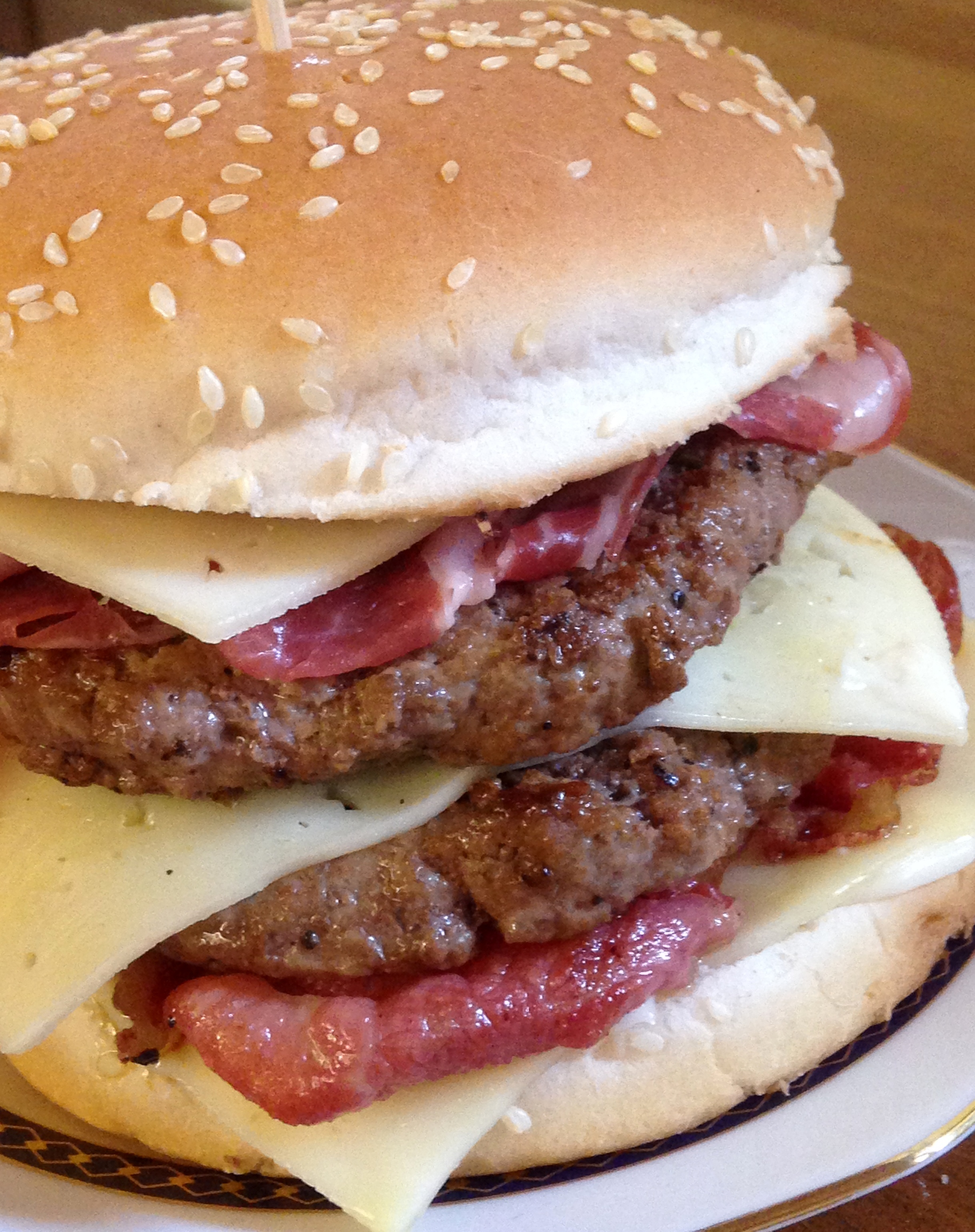 Hamburger gigante con fontina, pancetta croccante e salsiccia