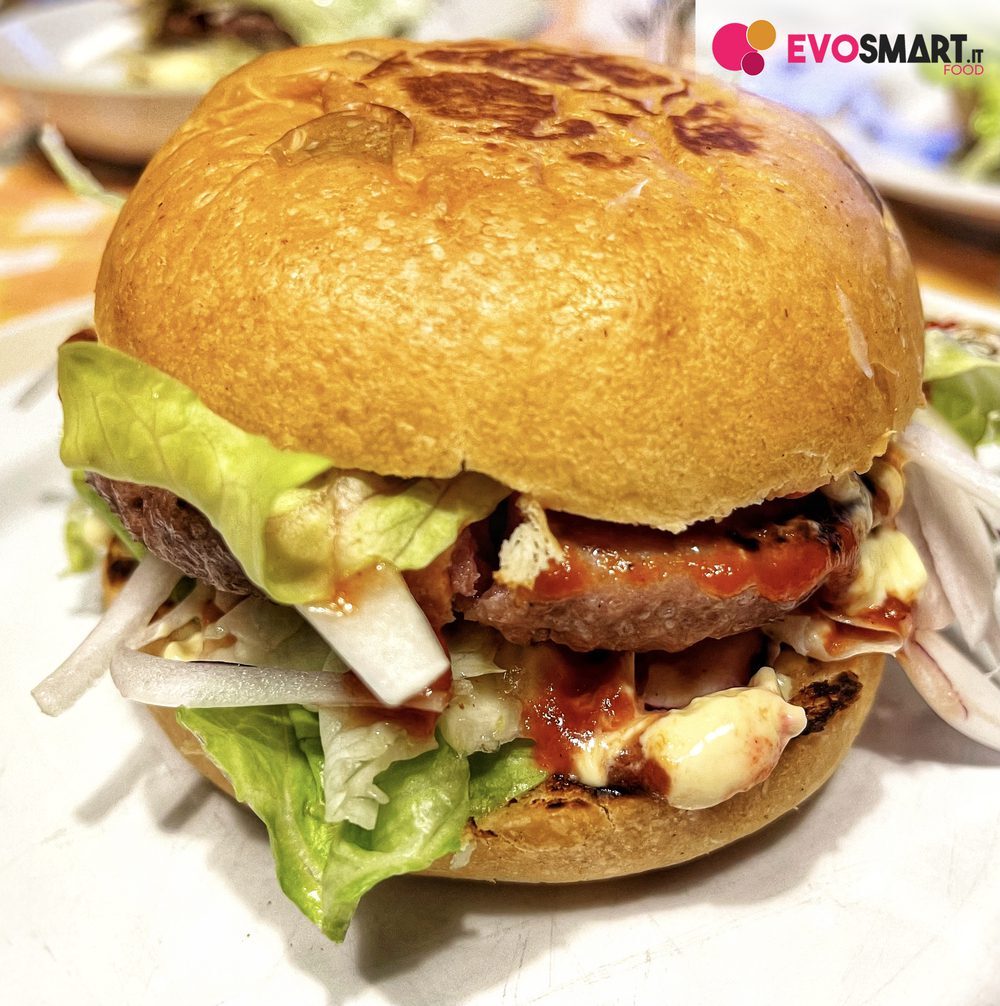 Hamburger perfetto con i panini al latte fatti in casa