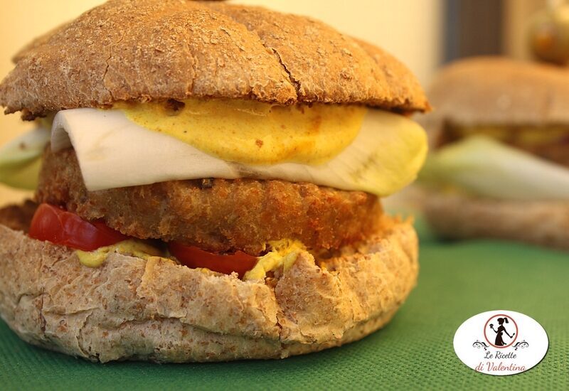 Hamburger vegetariano con salsa di yogurt alla curcuma