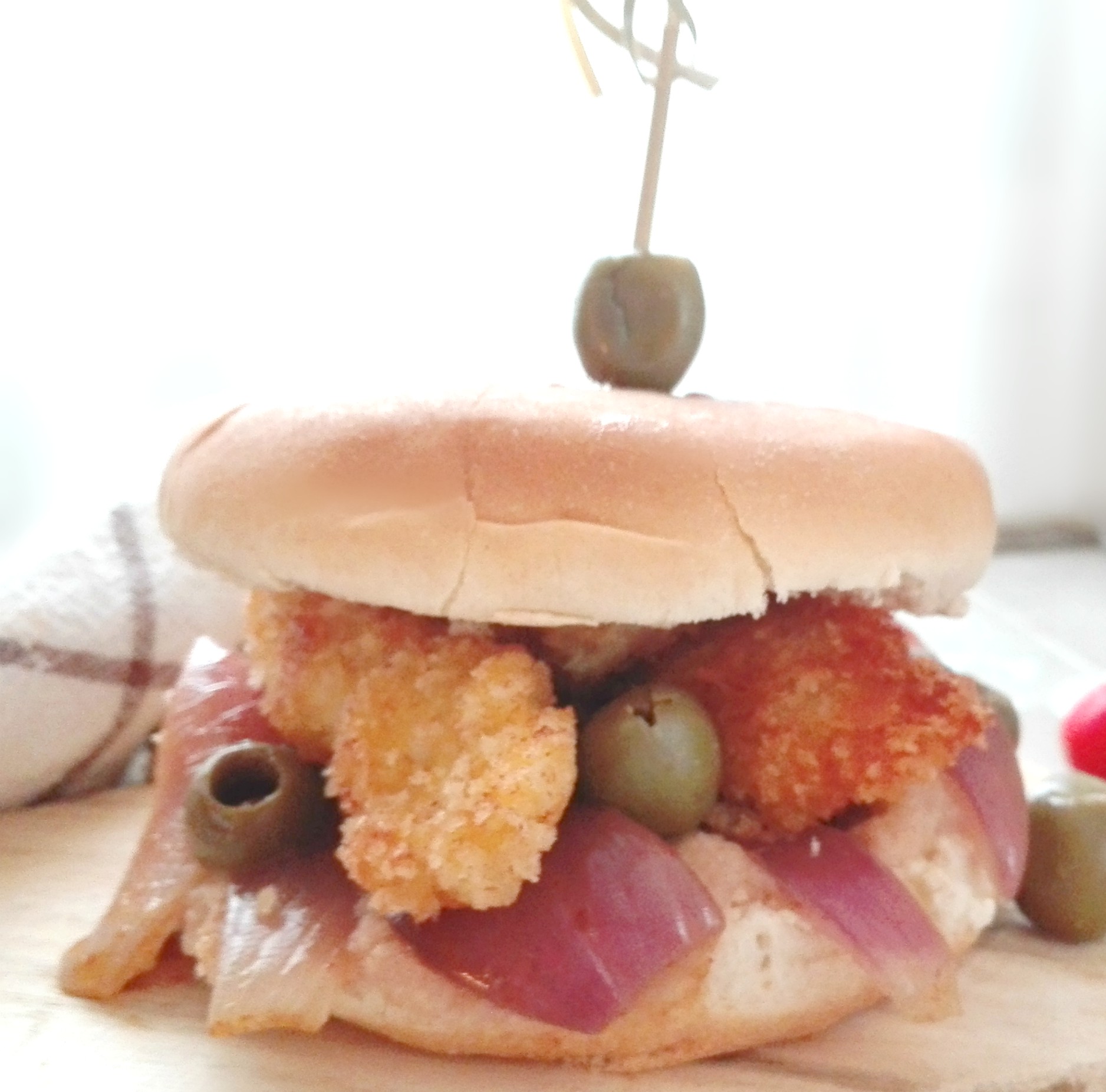 Hamburgers al pollo con crema di cipolle rosse e olive verdi
