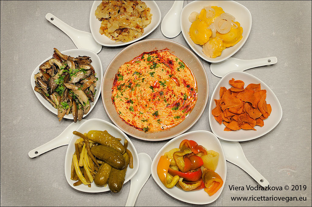 Hummus circondato dalle verdure e piada