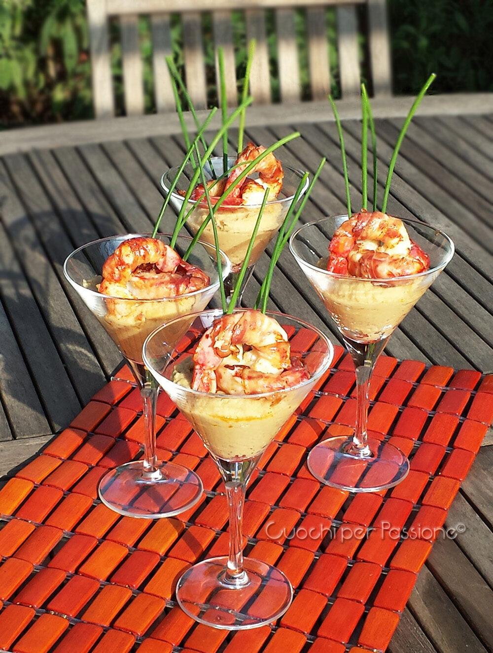 Hummus con gamberi lardellati