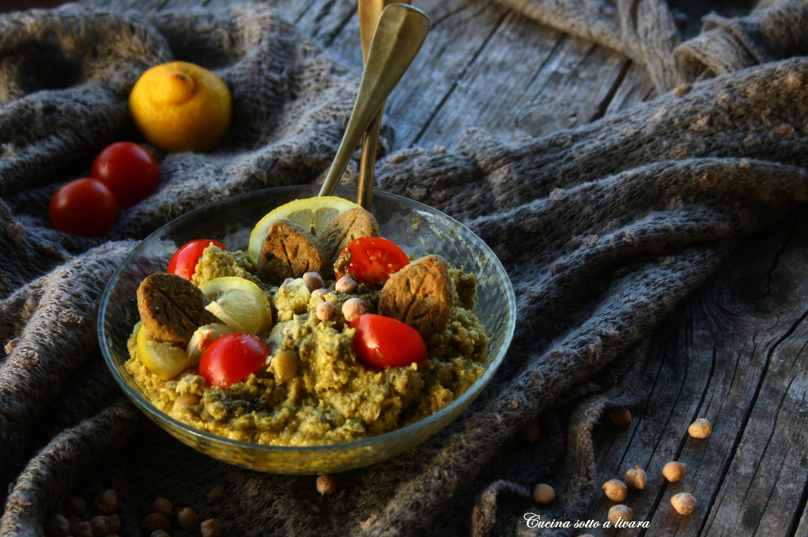 Hummus di ceci del colle  aromatizzato al pesto di basilico e pomodorini