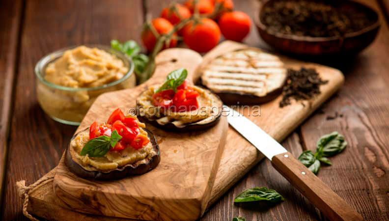 Hummus di ceci profumato al tè lapsang: una bruschetta speciale