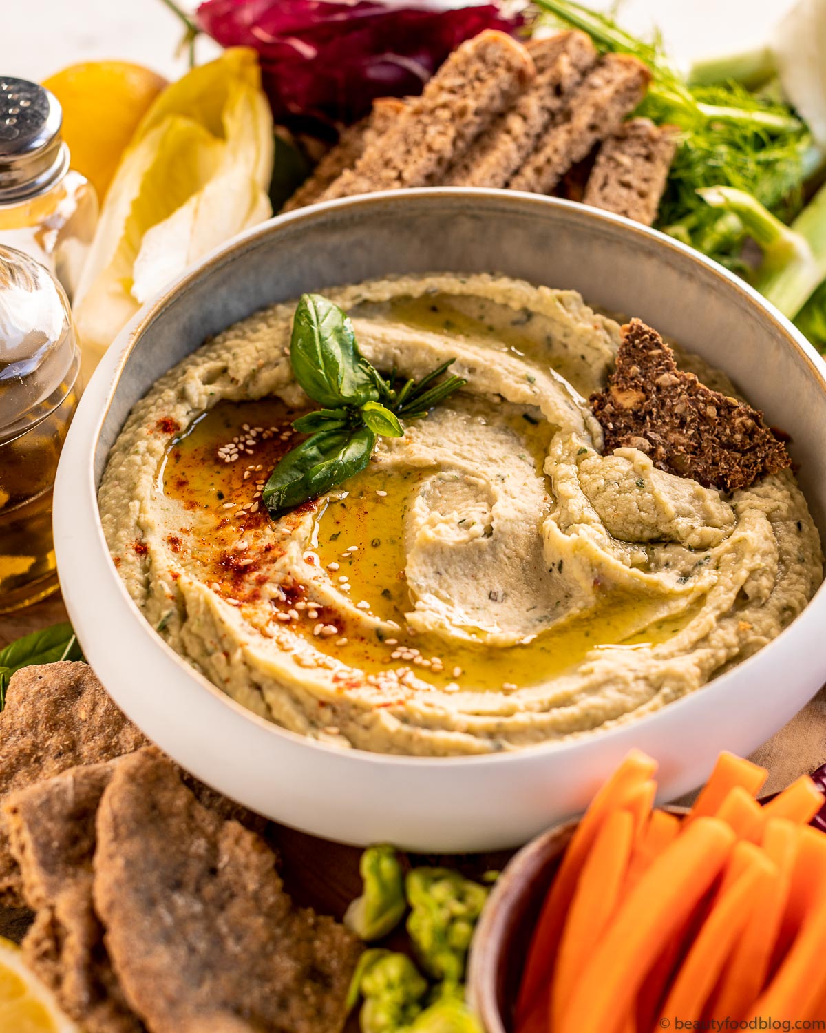 Hummus di fagioli bianchi e aglio arrostito al rosmarino  | roasted garlic and white bean dip with rosemary