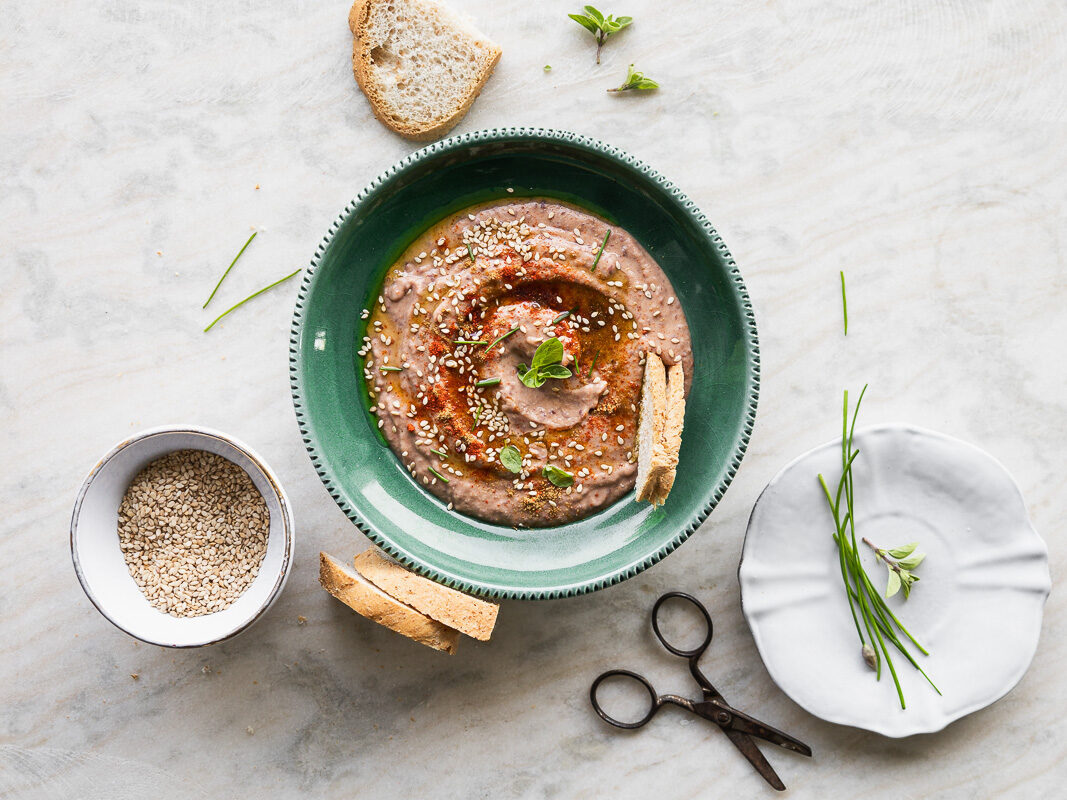 Hummus di fagioli rossi, con miso e limone sotto sale.