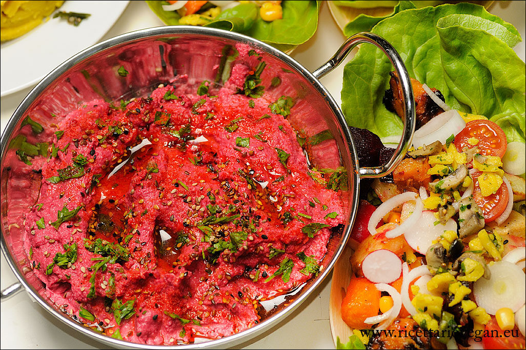 Hummus di rapa rossa arrosto senza glutine