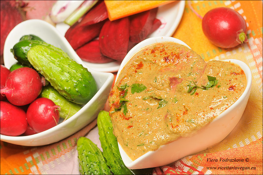 Hummus di zucchine con le verdure crude