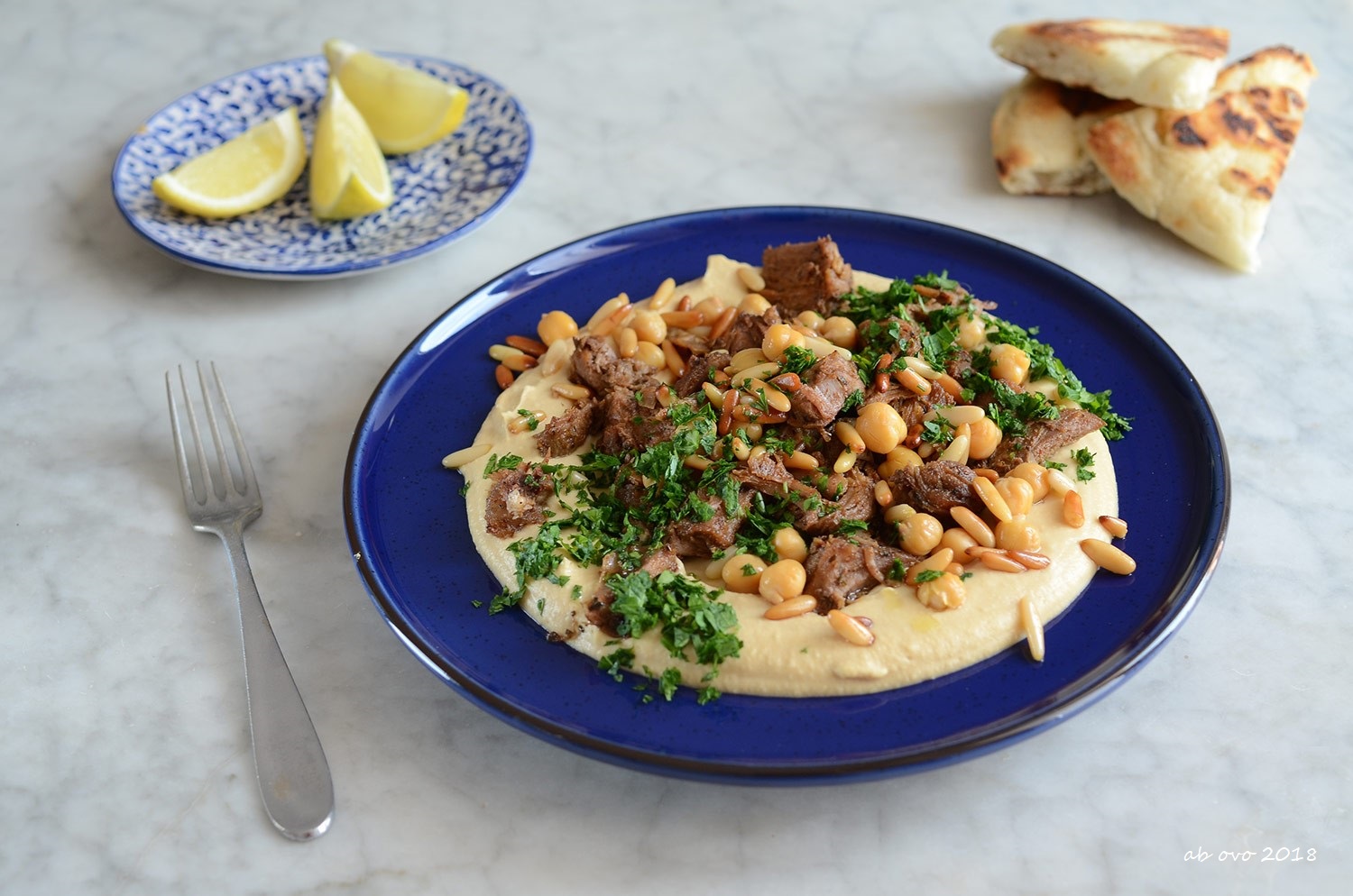 Hummus Kawarma (Hummus con agnello e salsa al limone)