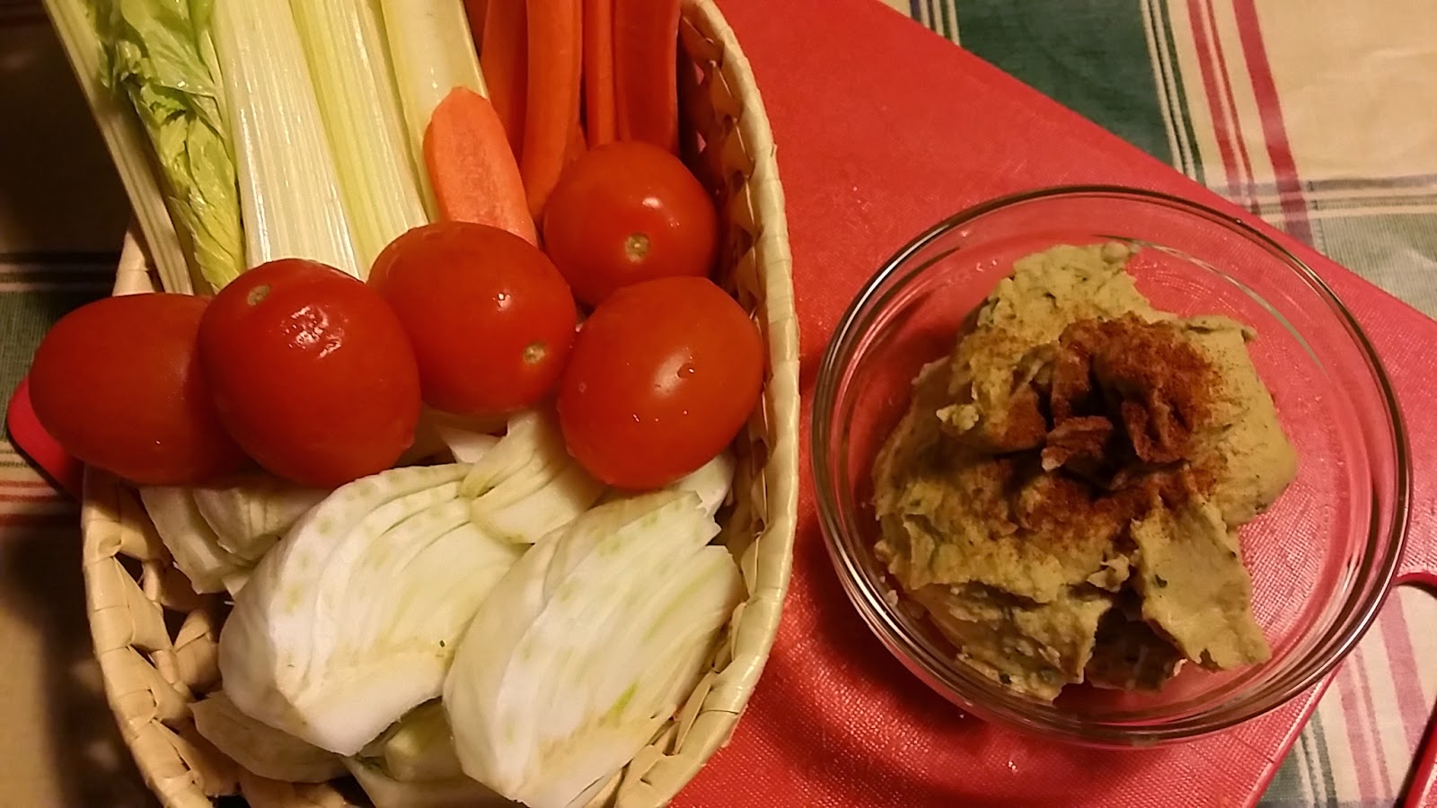Hummus, patè di ceci per accompagnare verdure crude