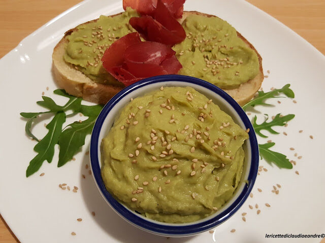 Humus con fagioli cannellini, avocado,bresaola e sesamo, a modo mio