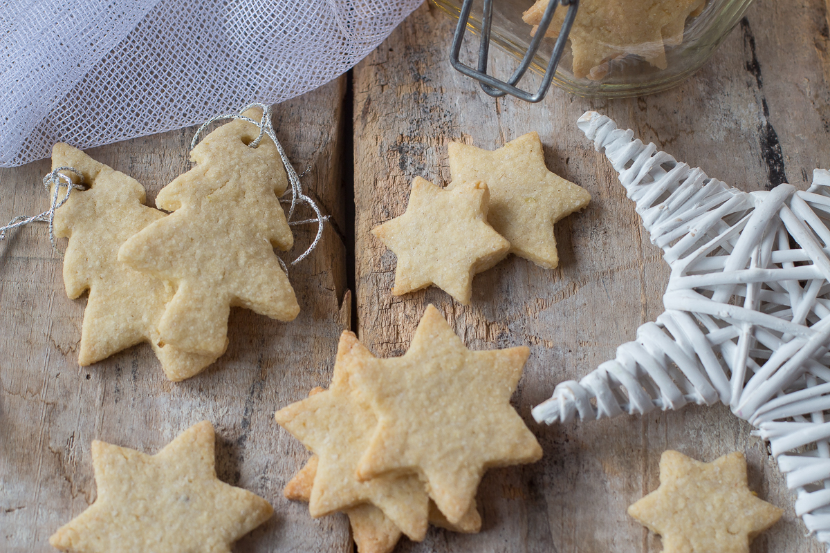 I biscotti con farina di mandorle e scorza di limone